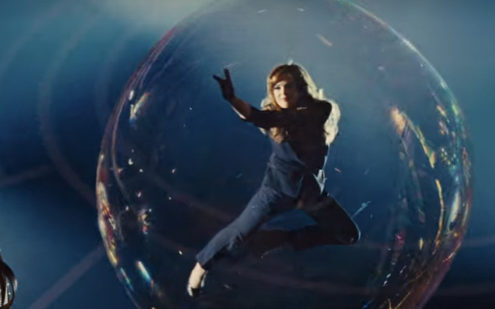 비누 방울 안에서 공중을 날아다니는 헨리 리브즈.