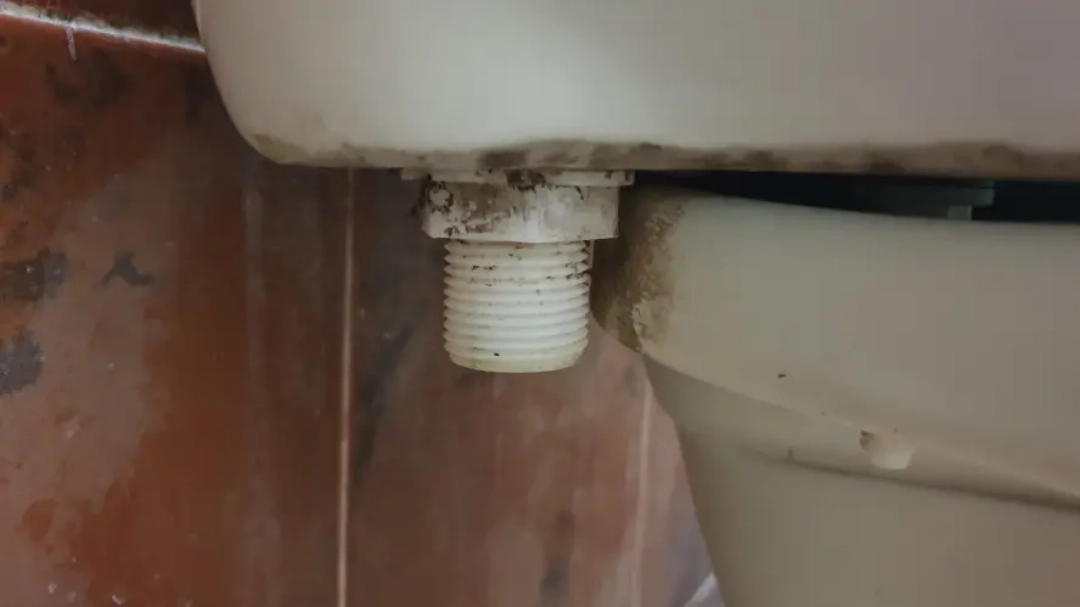 변기 물탱크 호스 연결 부위