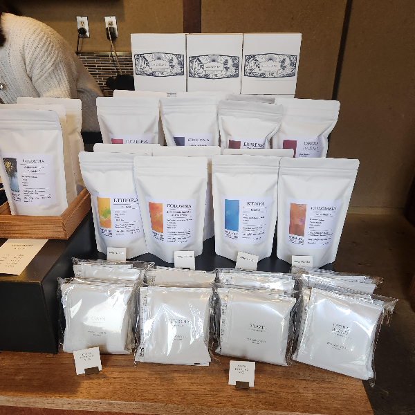 판매용 원두들이 진열되어 있다.