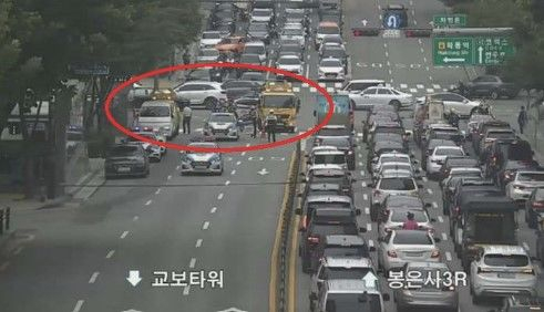 19일 서울 강남구 봉은사로에서 도로가 흐물거리는 도로 이상이 발견돼 도로를 전면 통제하고 임시 보수 공사를 진행 중이다. [사진=서울시 교통정보 시스템/뉴시스]