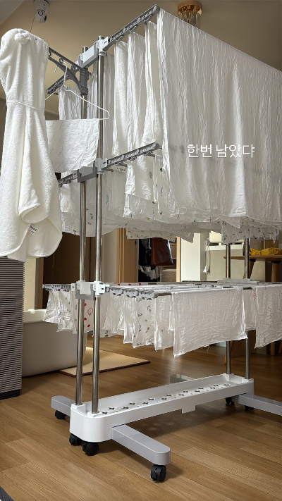 세탁된 손수건 자연건조하고 있는 사진