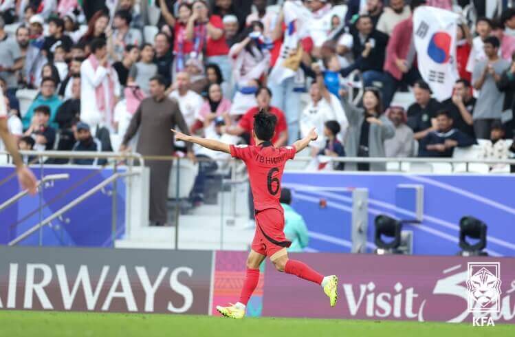 골을 넣고 달려가는 황인범 선수