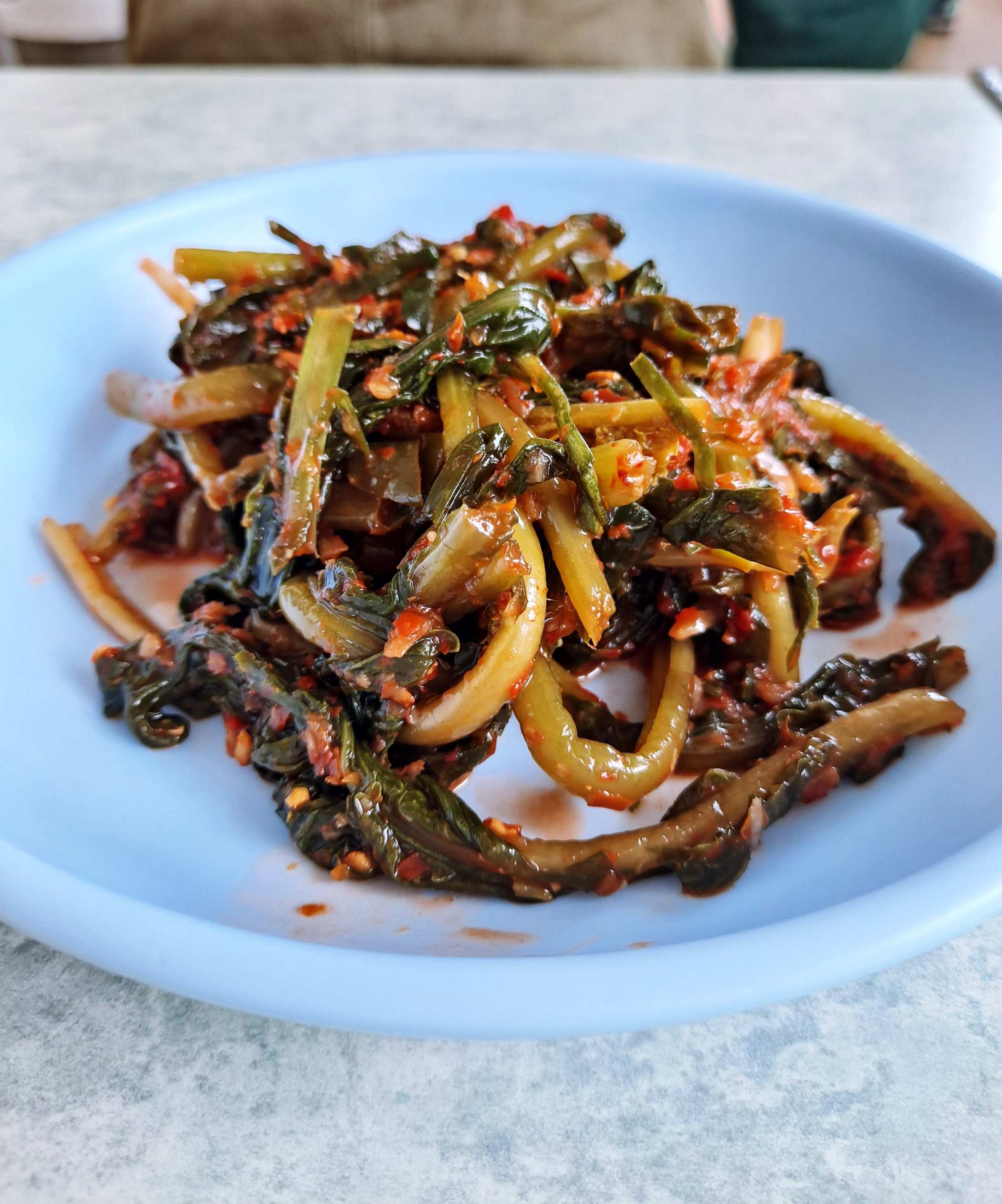 접시에 정갈하게 담은 열무김치