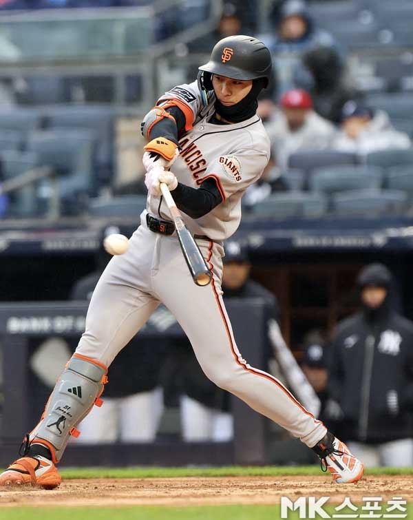 타격하는 이정후 선수