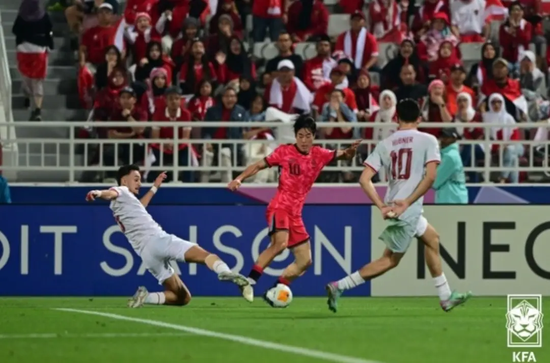파리-붉은 유니폼의 한국선수가 골을 몰고 그 주위를 달리는 흰색 유니폼 인도네시아 선수