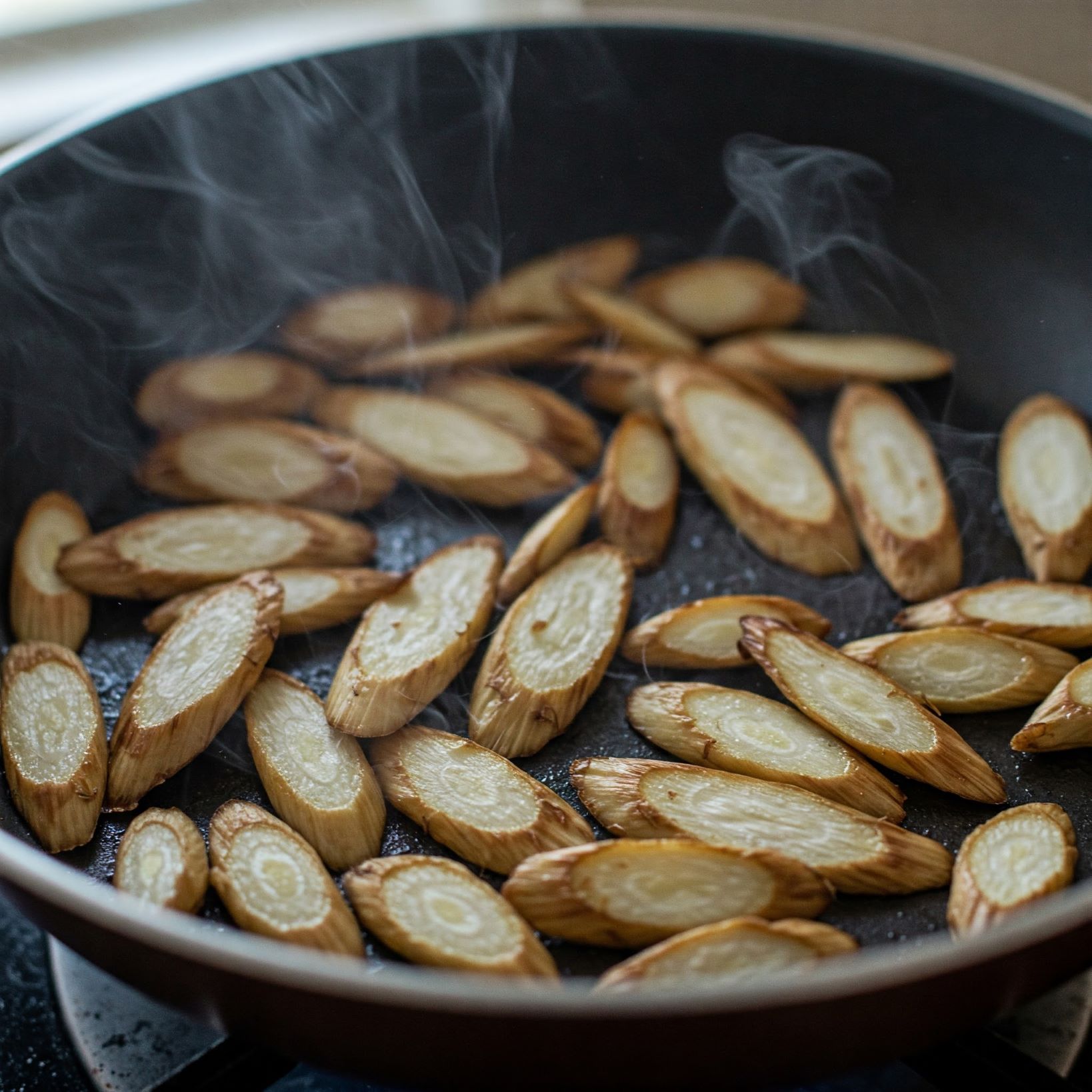 잘게 썰은 민들레 뿌리를 볶는 모습