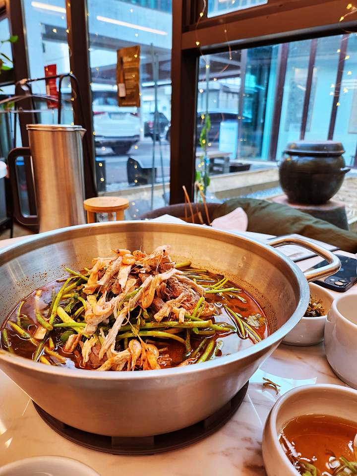 종로 북촌 삼청동 맛집 추천 생방송투데이 탕 하나에 4가지 맛 개성철렵국 개성 잔치 비빔밥 제육전 고수무침 오늘방송 먹킷리스트