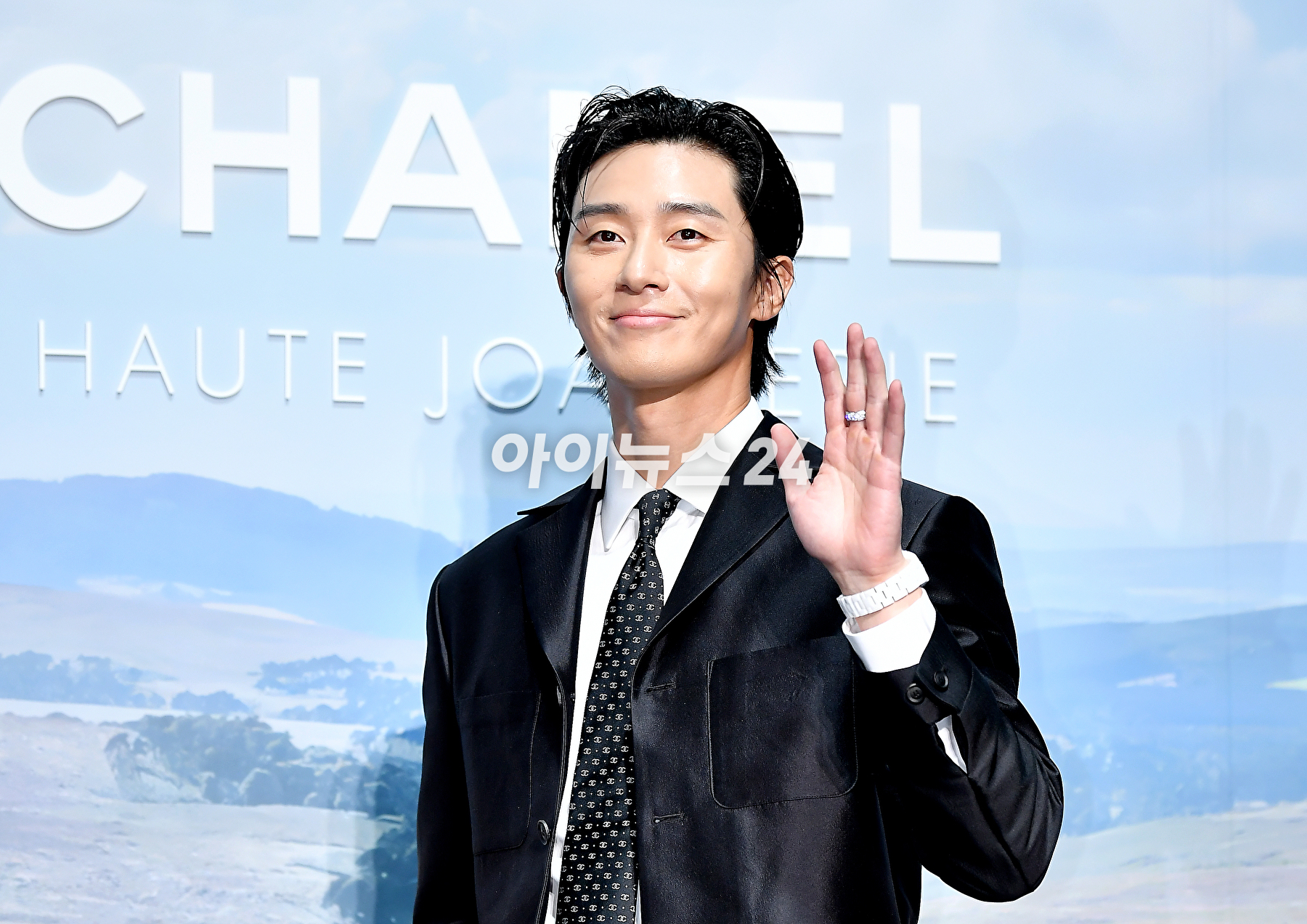 배우 박서준이 27일 오후 서울 광진구 파이팩토리 스튜디오에서 열린 트위드 샤넬 주얼리 행사에서 포토타임을 갖고 있다. [사진=곽영래 기자]