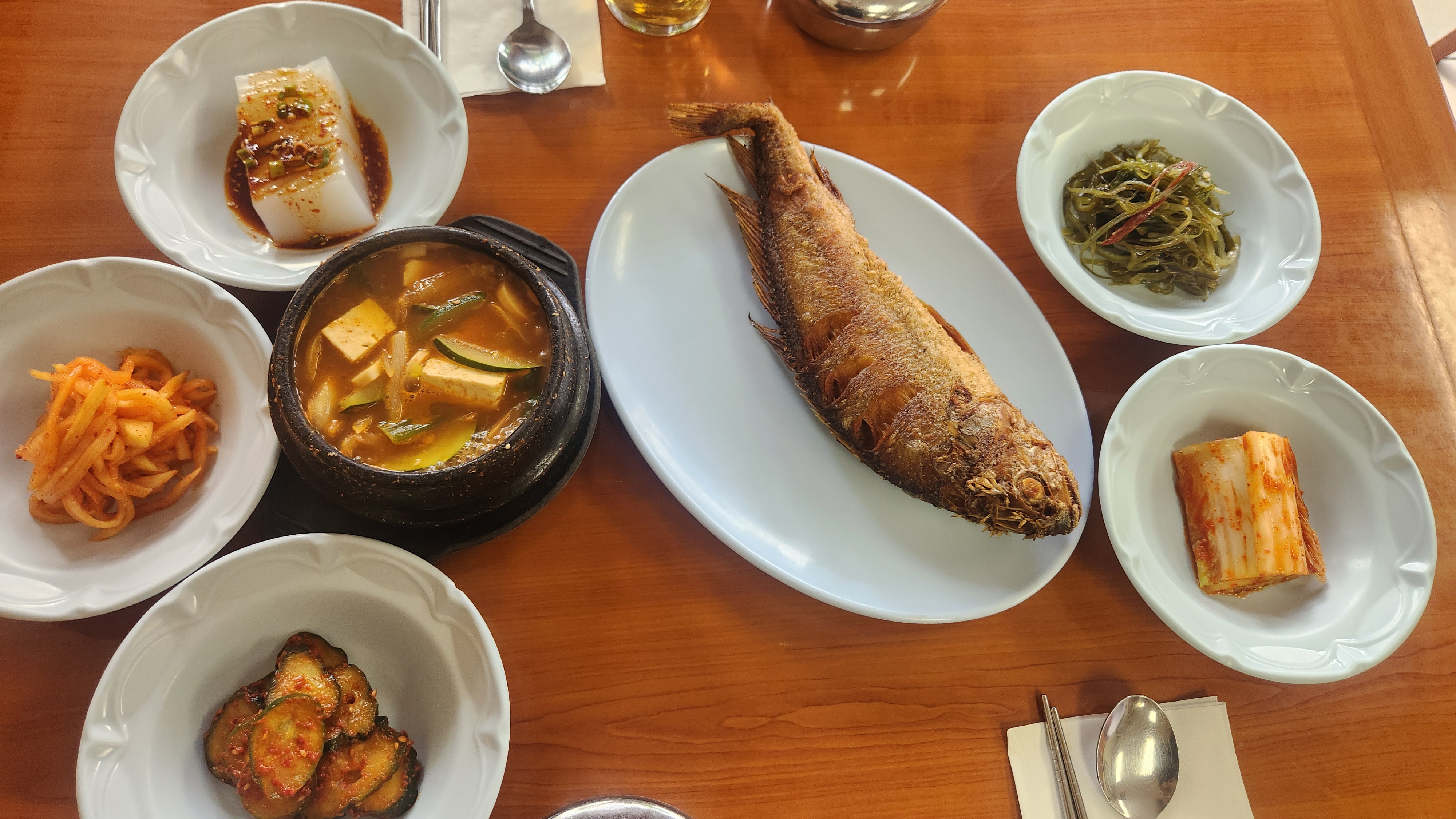 정갈하게 차려진 청국장과 조기구이 사진