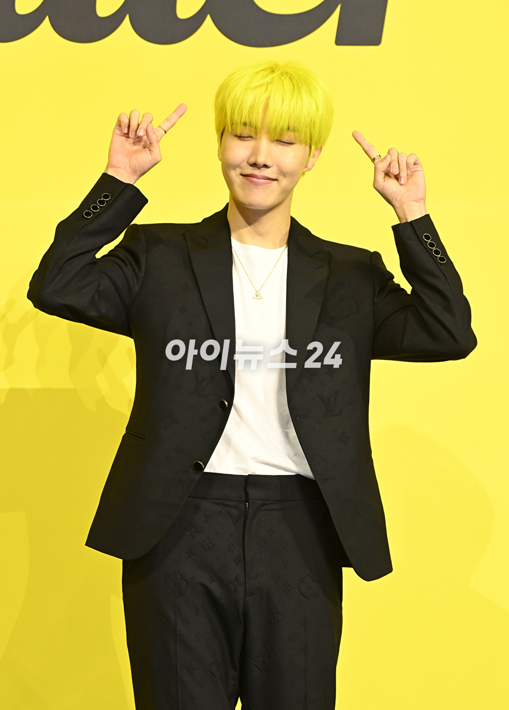 방탄소년단(BTS) 새 디지털 싱글 'Butter' 발매 기념 글로벌 기자간담회가 21일 오후 서울 송파구 방이동 올림픽공원 올림픽홀에서 열렸다. 방탄소년단 제이홉이 포토타임을 갖고 있다.