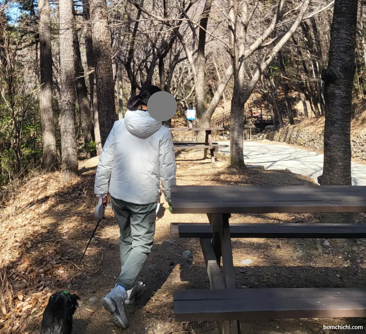 부산 해운대 장산 성불사 산책로에 있는 테이블 벤치 사진