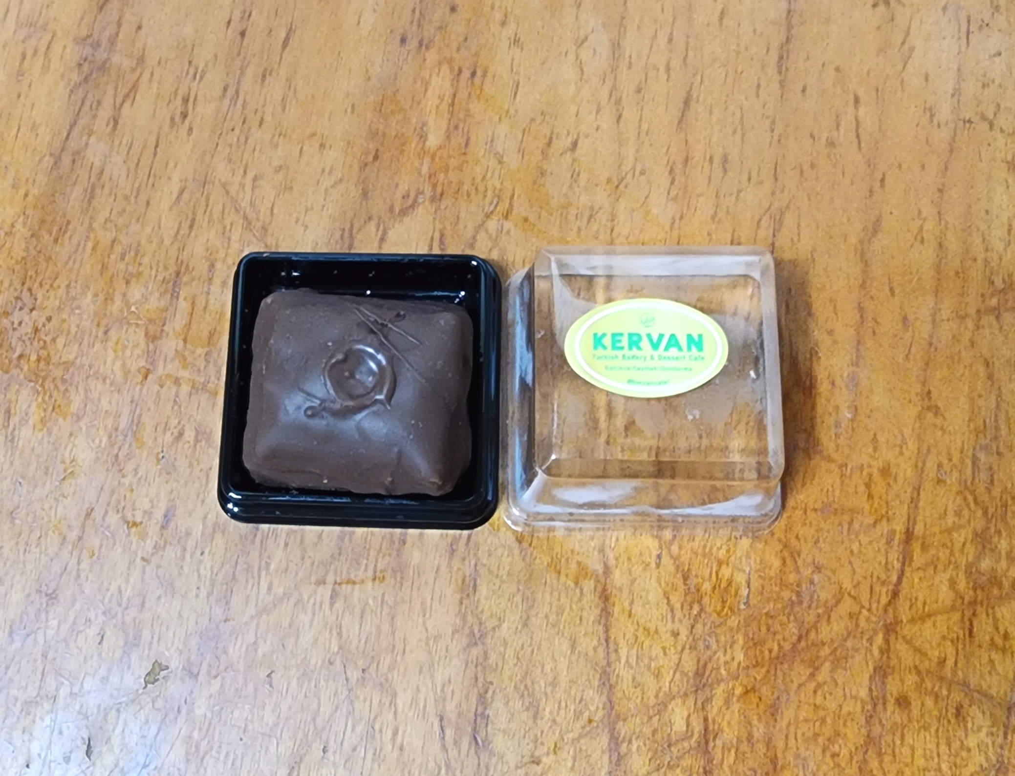 케르반베이커리_피스타치오바클라와_두바이초코렛