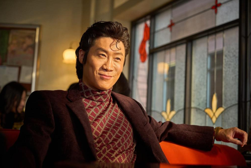 여유롭게 앉아있는 진선규 배우님의 모습