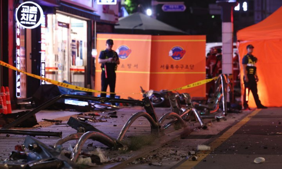 지난 1일 오후 9시27분께 서울 중국 시청역 인근 교차로에서 차량이 인도로 돌진하는 사고가 발생했다. 경찰은 "인도로 차량이 돌진해서 사고가 났다"는 신고를 토대로 정확한 사고 경위를 조사하고 있다. 사진은 1일 오후 서울 중구 시청역 교차로 사고현장. [사진=뉴시스]
