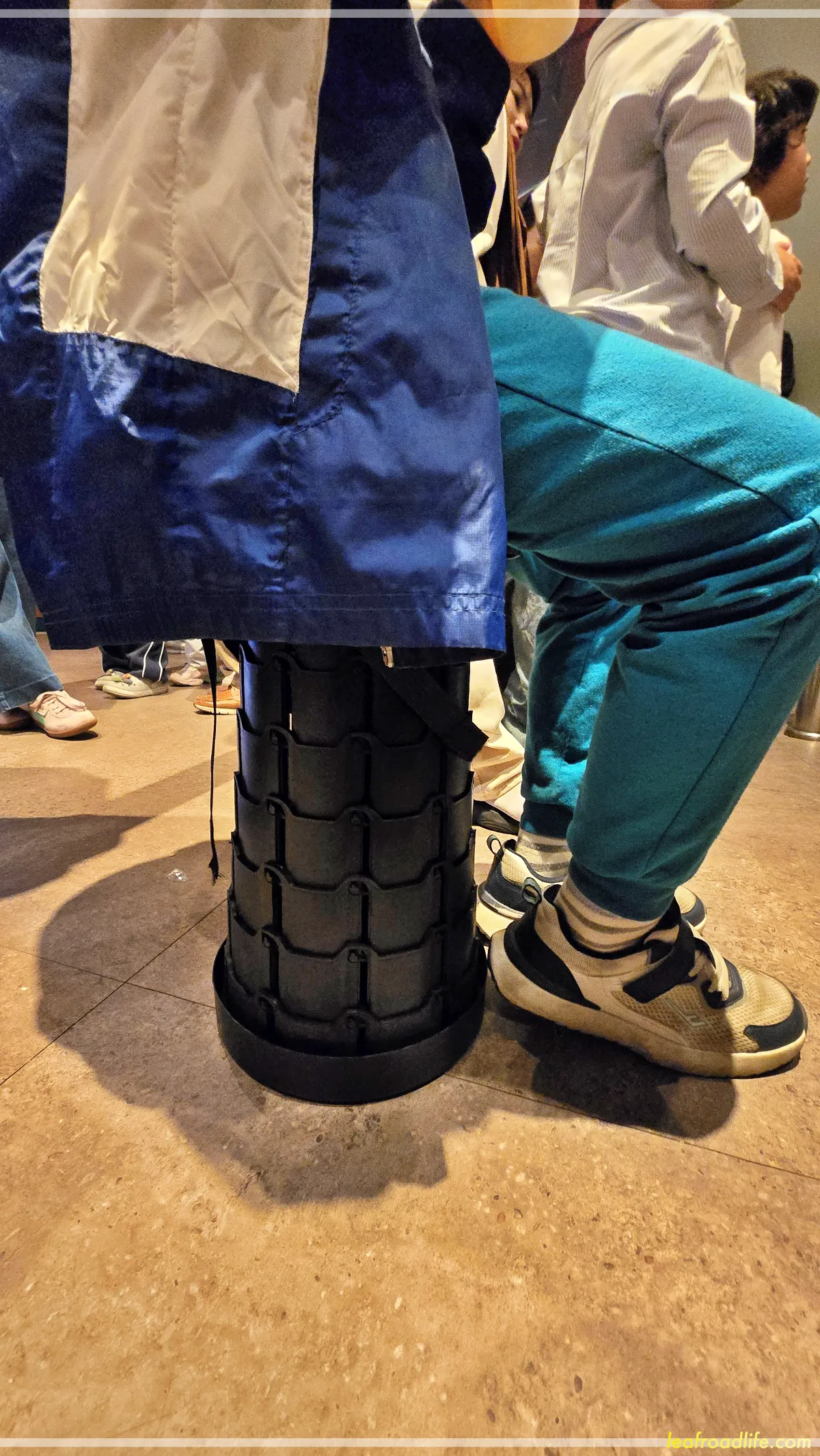 에버랜드-폴딩의자에-앉아서-놀이기구-기다리는-아들