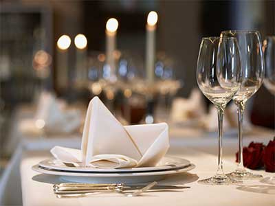 파인다이닝 식탁 위 테이블 셋팅 모습