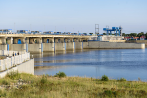바다로 잠긴 마을 – 수몰지역의 기억과 다리 아래 묻힌 집들