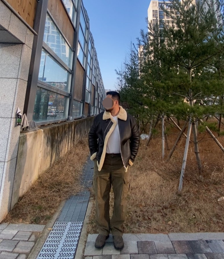 데일리룩('25. 12. 24.)스페로네 램스킨 무스탕 브라, 유니클로 와플 헨리넥 티셔츠 화이트, 프리즘웍스 카고팬츠 카키, 블런드스톤 CLASSIC 585 첼시부츠 러스틱브라운