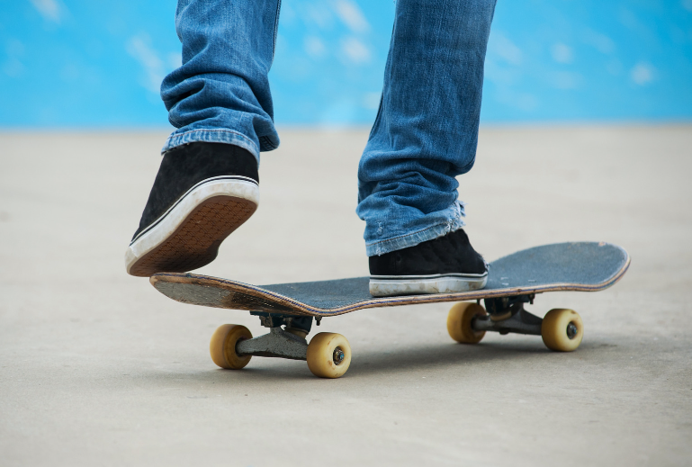 스케이드 보드 위 발의 위치 균형 잡기
