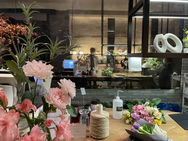 지하로-내려가면-꽃집도-있어서-기념일을-맞이하여-꽃도-준비할수-있다.