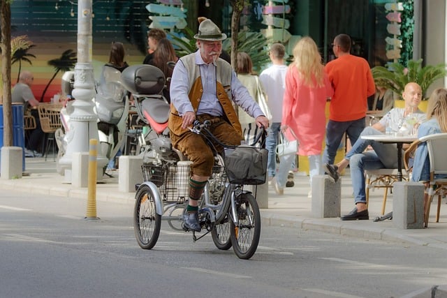자전거를 타고 가는 노인