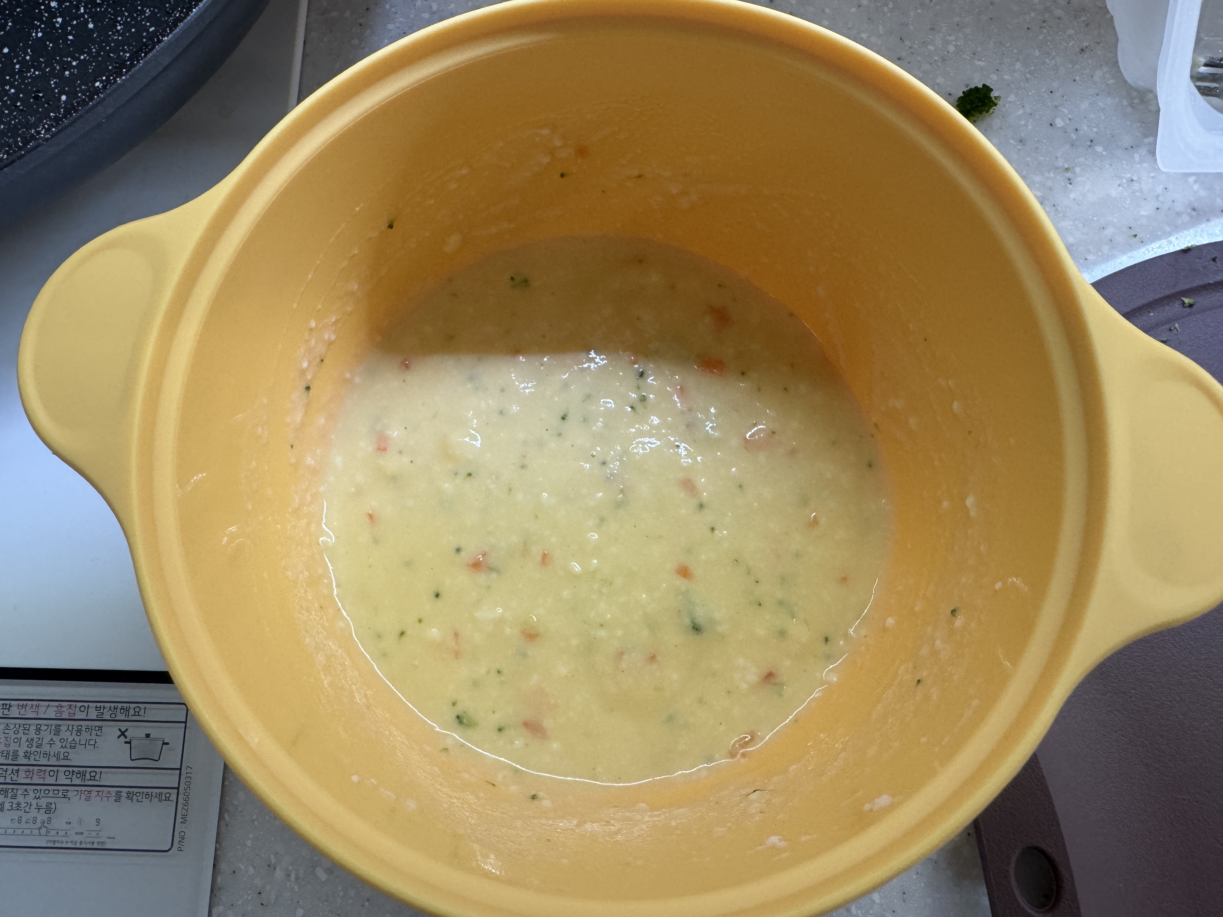 당근, 브로콜리를 다져서 계란과 두부를 모두 섞은 사진