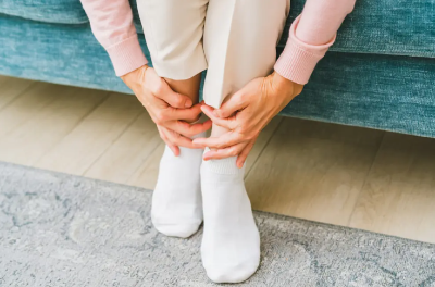 발을 만지는 노인