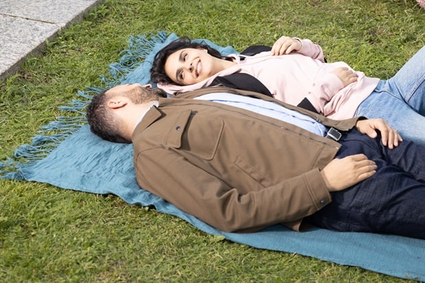 잔디밭에 누워있는 남녀의 모습