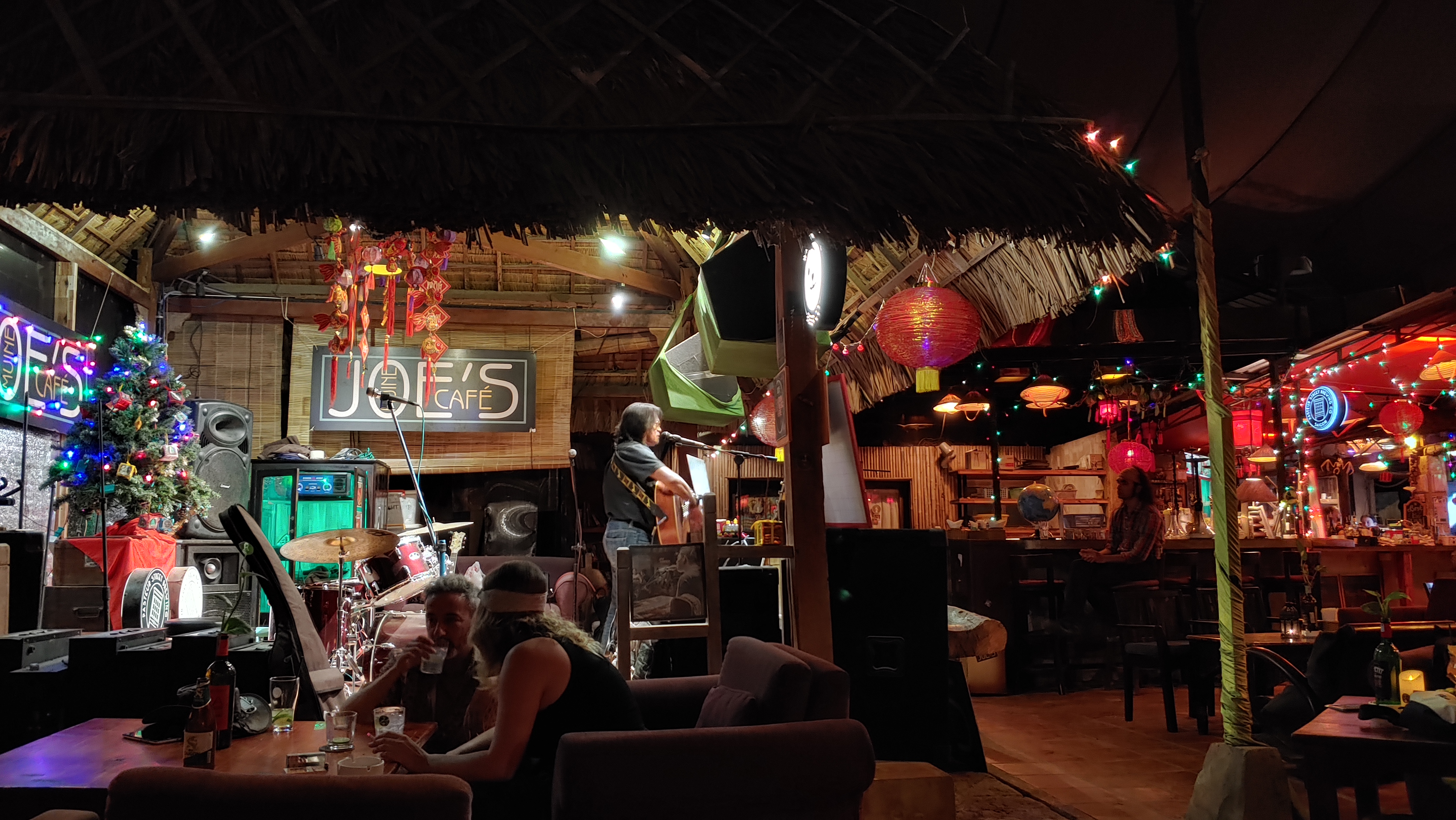 카페에서 라이브를 하고 있는 가수