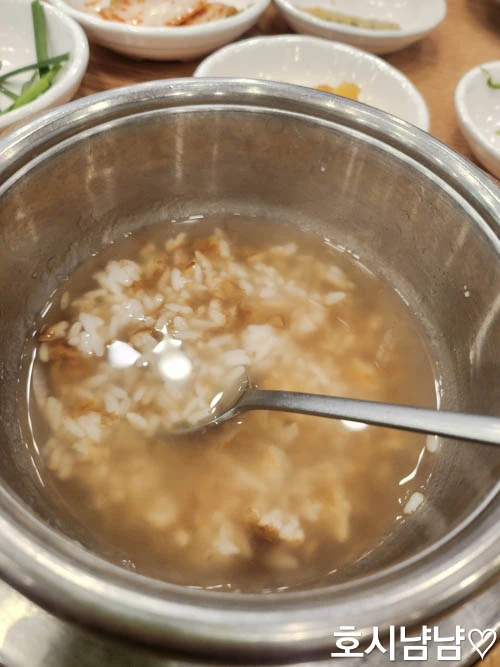 남원추어탕 돌솥에 구수하게 완성된 누룽지