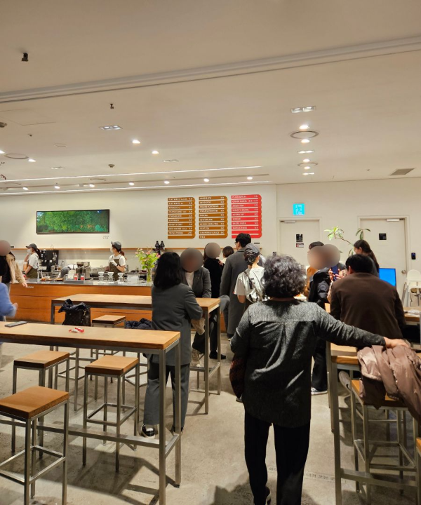 포비 매장 고객들