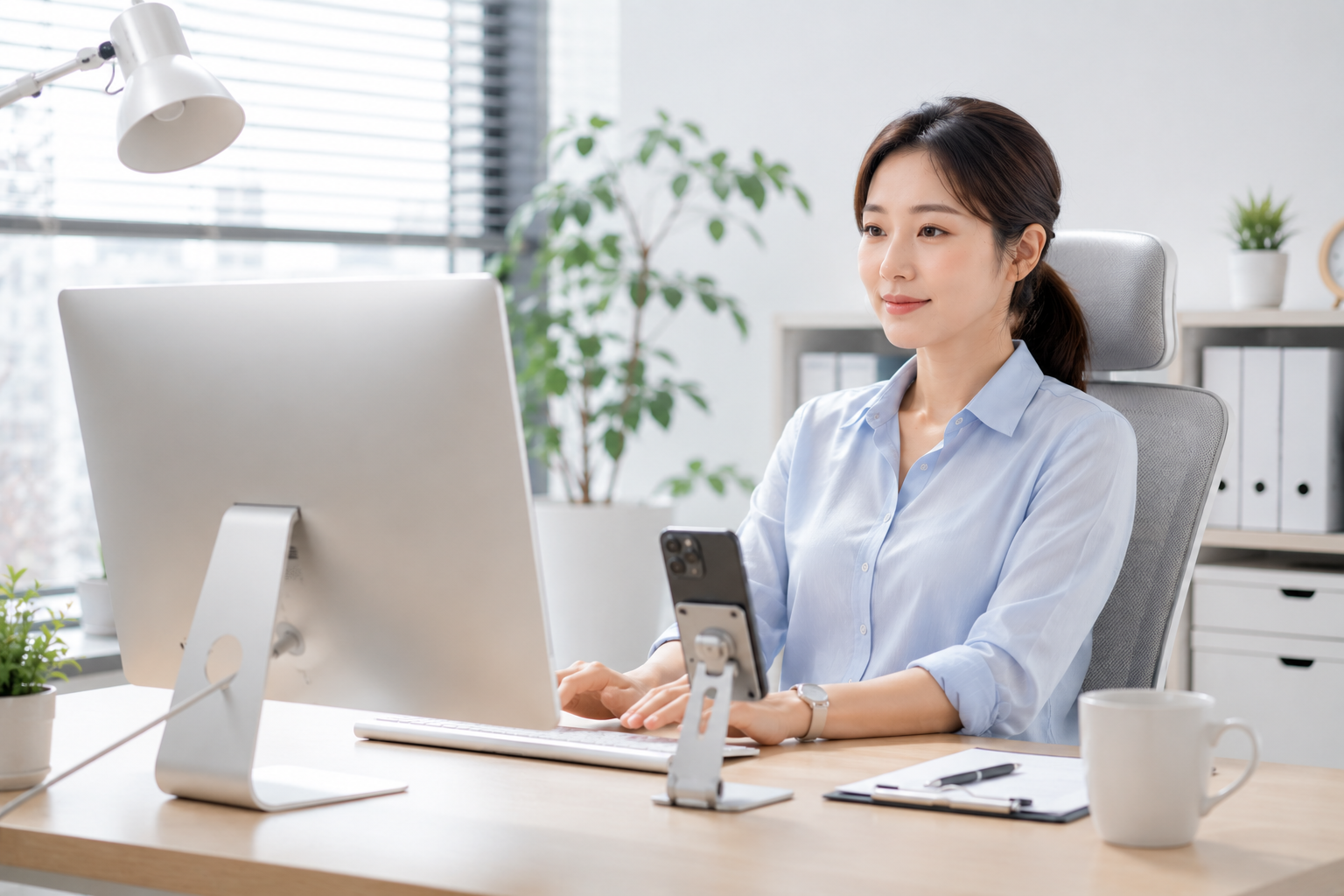 컴퓨터와 스마트폰 자세를 조절해 목 뻐근함을 관리하는 사무 환경