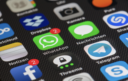 국내 커뮤니티별 신조어 특징 비교: 디시 vs 인스타 vs 트위터 출처에 따라 달라지는 말투와 문화 코드 분석