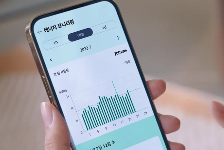LG ThinQ 앱으로 세탁기, 냉장고, 에어컨을 제어하는 모습
