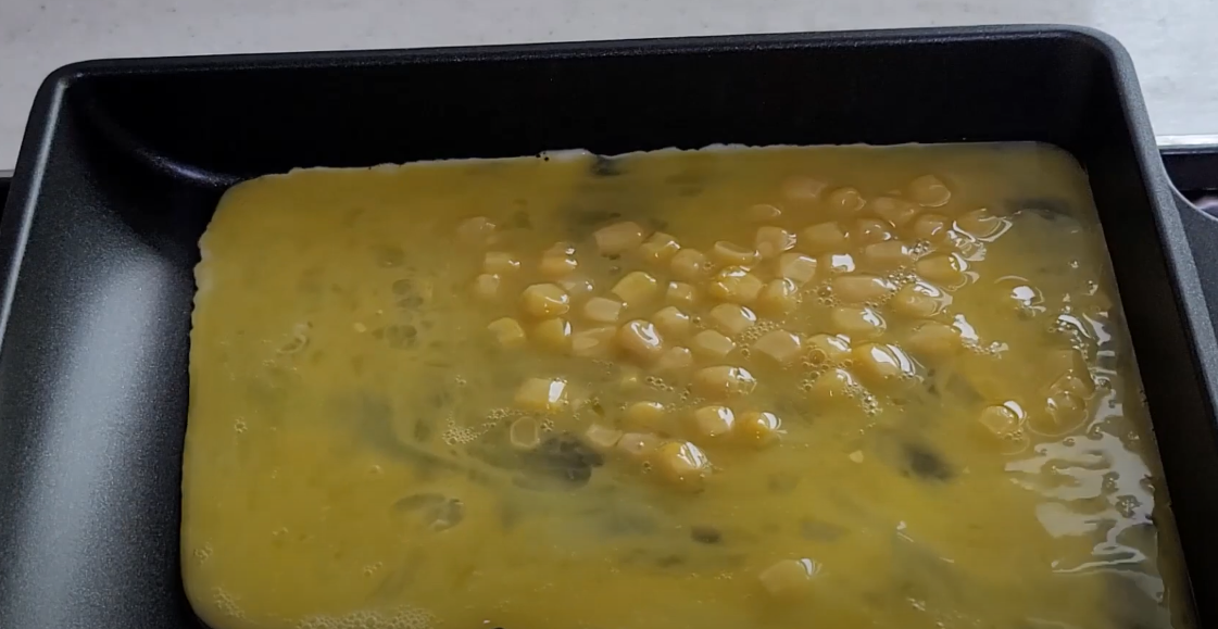 팬에 계란을 구워주는 장면