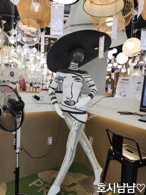 프로라이팅(ProLighting) 쇼룸 내부 블링블링한 패턴의 마네킹 오브제