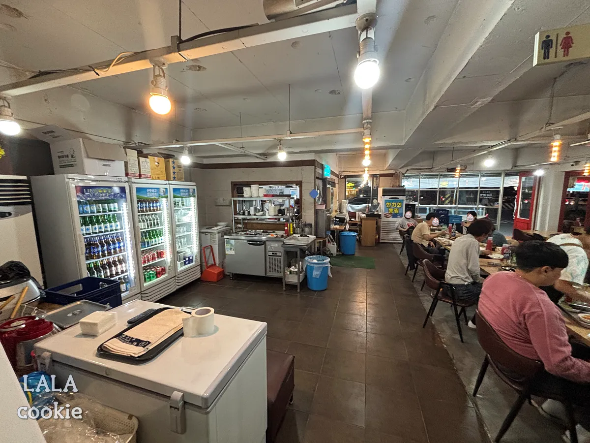 대구-달서구-상인동-조개구이-맛집-아싸가리비-내부-모습-테이블과-사람들