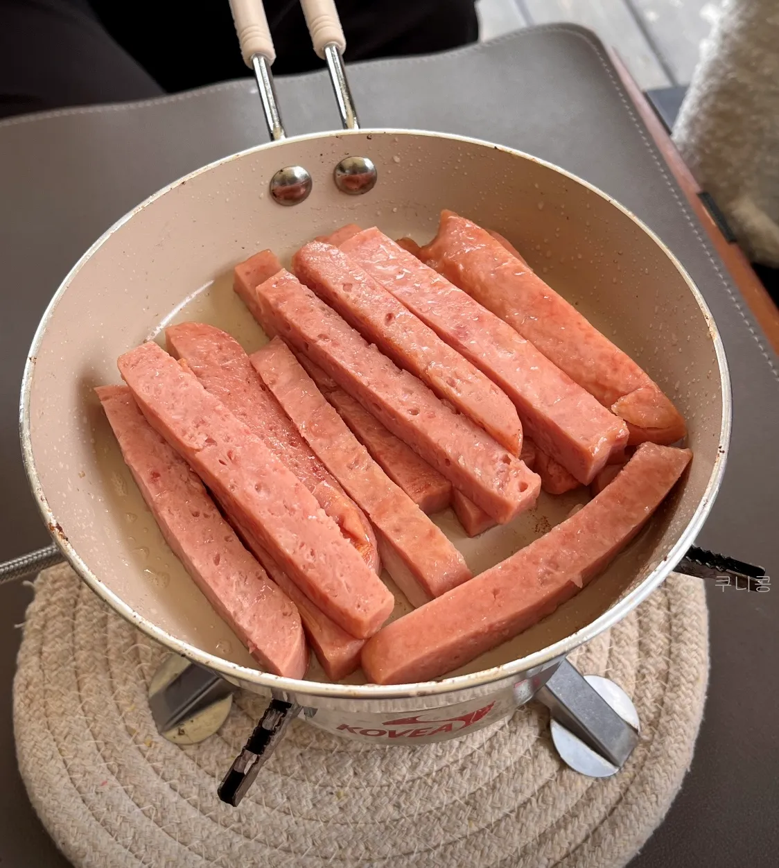 부모님과-4인-가족캠핑-자주-사용하는-캠핑용품-필수템-식기도구세트-구이바다-사용후기