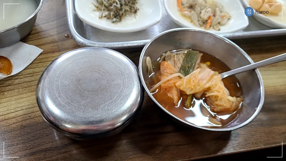 밥공기와 김치콩나물국 한그릇이 나란히 놓여있음