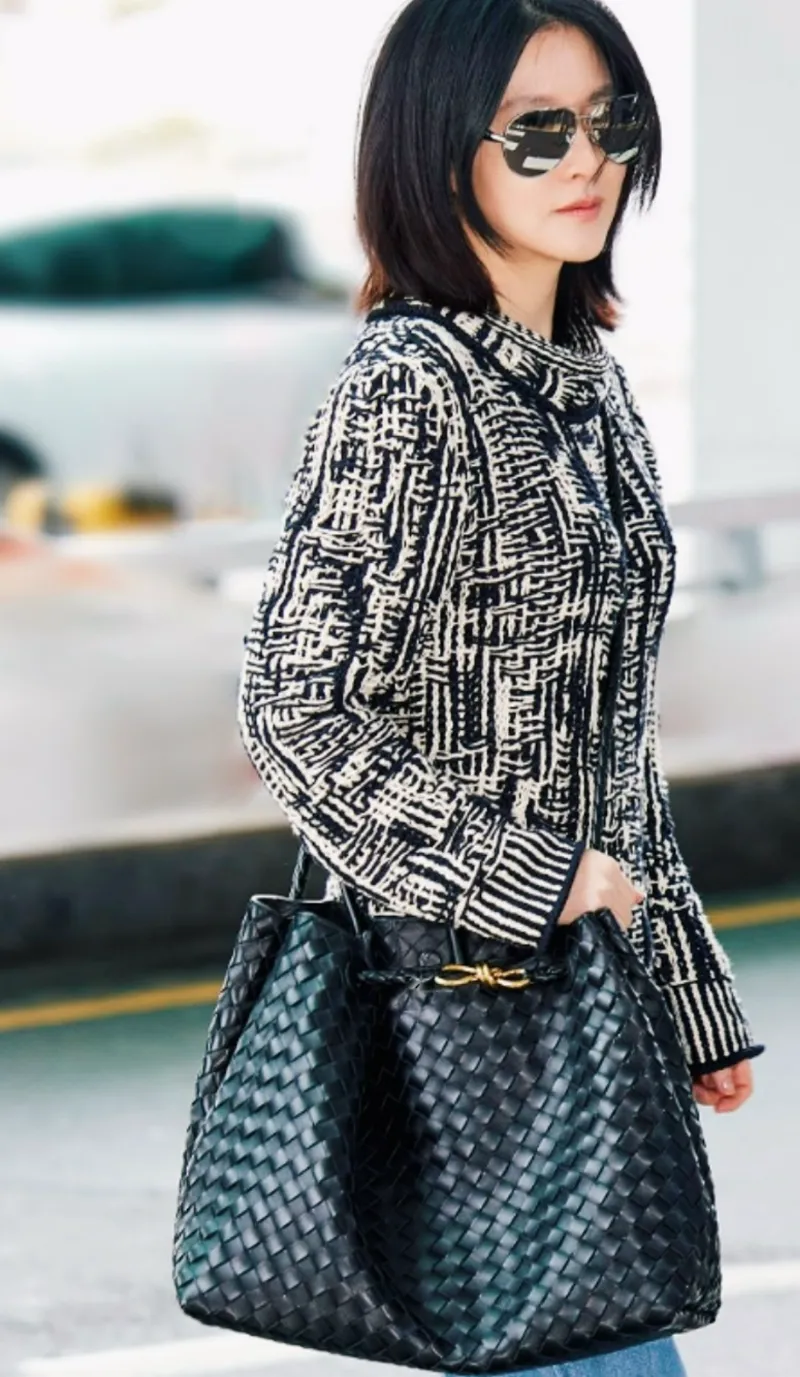 이영애 보테가, 이영애 보테가 베네타, 이영애 보테가 베네타 안디아모, 이영애 보테가 베네타 씨타백, 이영애 보테가 베네타 캄파나백, 보테가 베네타 가방, 보테가 베네타 스웨이드 백, 조용한 럭셔리 패션, 조용한 럭셔리 스타일, 4050 명품룩, 50대 명품 패션, 미니멀 명품백, 2025 가을 가방, 2025 패션 트렌드