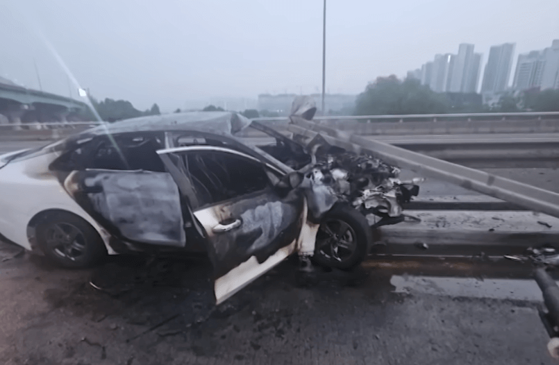 화재와 완전 부서진 자동차