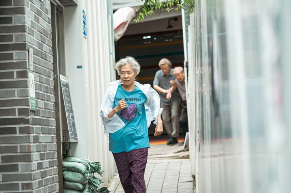 영화 사람과 고기 스틸컷 – 무전취식 후 도망치는 세 노인의 긴박한 순간