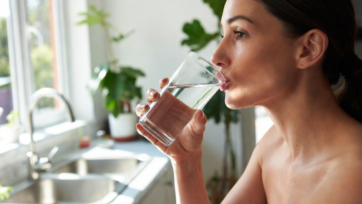 수분 섭취와 건강한 생활 습관을 실천하는 모습