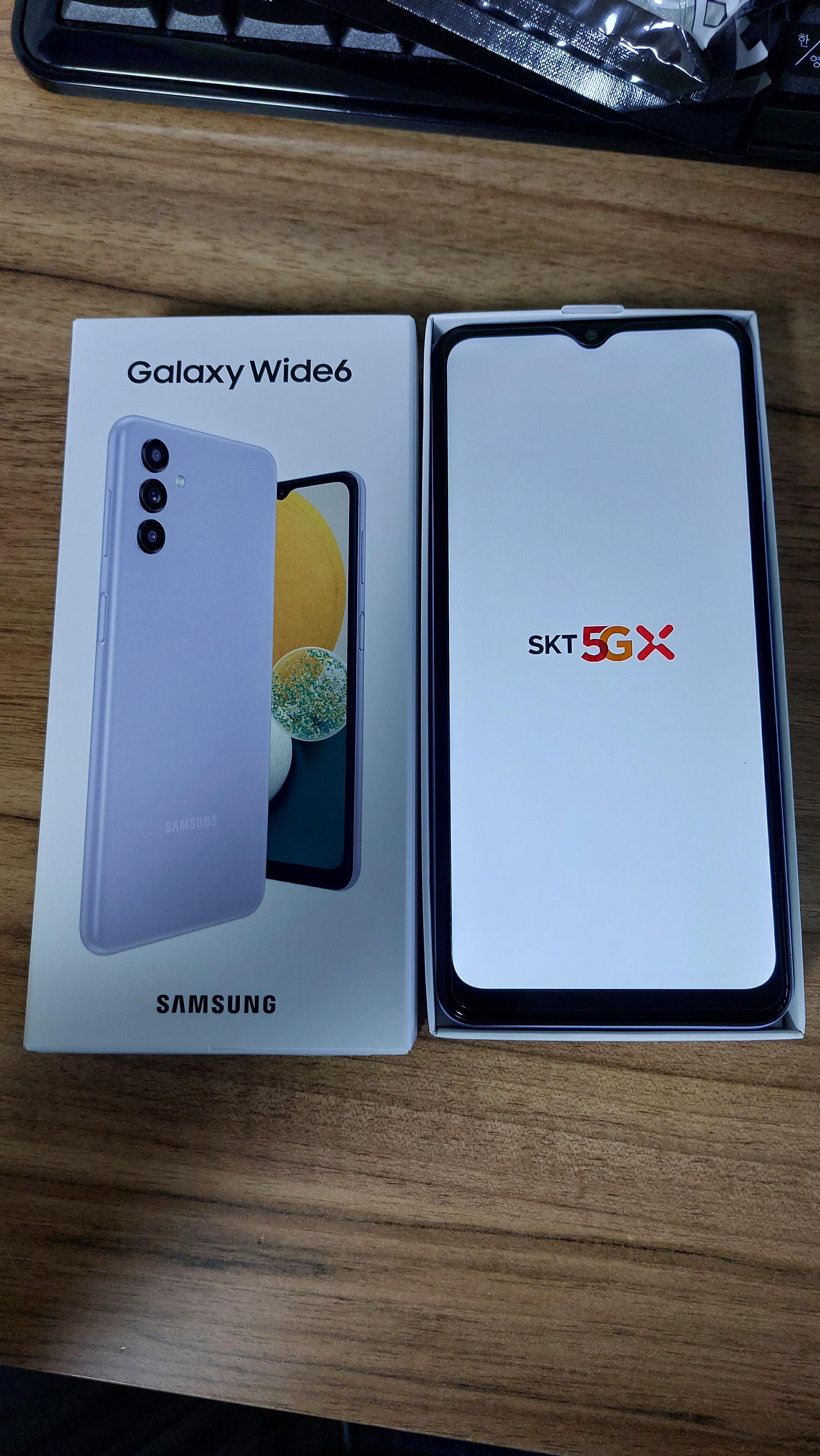 전원 켜고 있는 갤럭시 와이드6