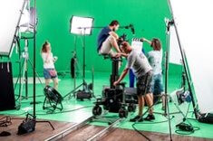 영화-세트장-준비하느라-분주히-움직이는-스태프들