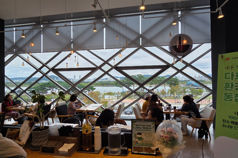 카페 내부에 사람들이 앉아 있다.