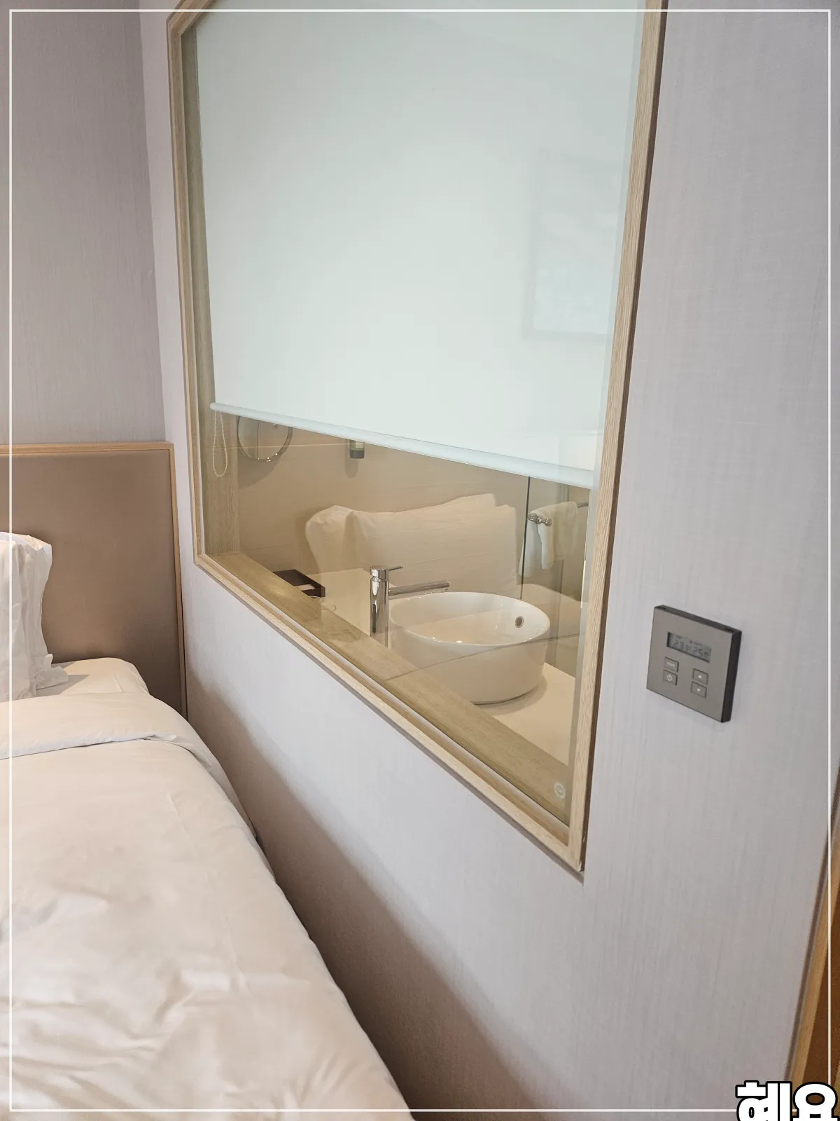 화장실-내부가-보이는-유리창