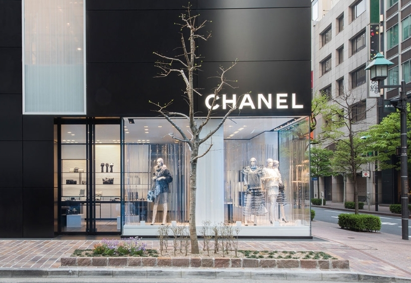 가브리엘 "코코" 샤넬(Gabrielle "Coco" Chanel)**에 의해 1910년에 설립되었습니다.
