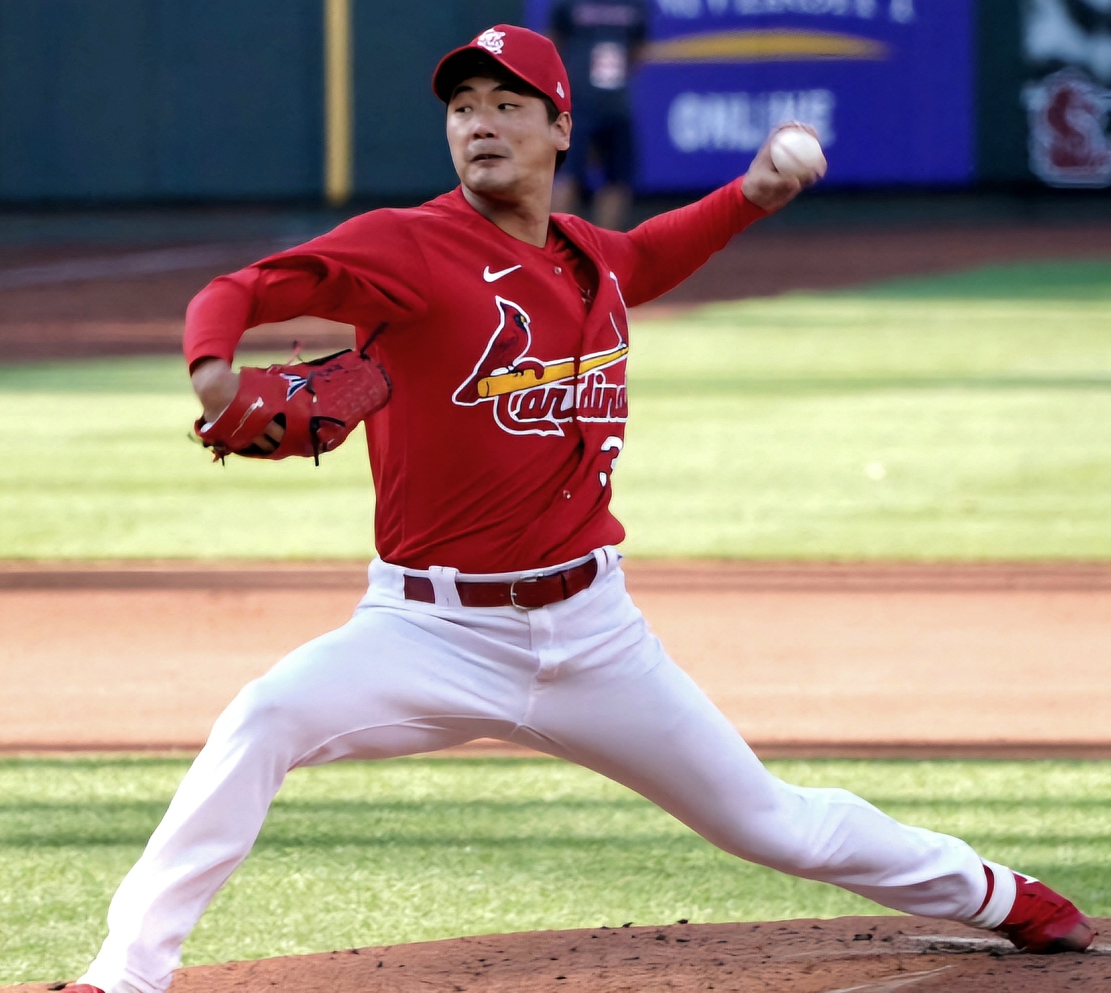 김광현 선수가 공을 던지고 있다.