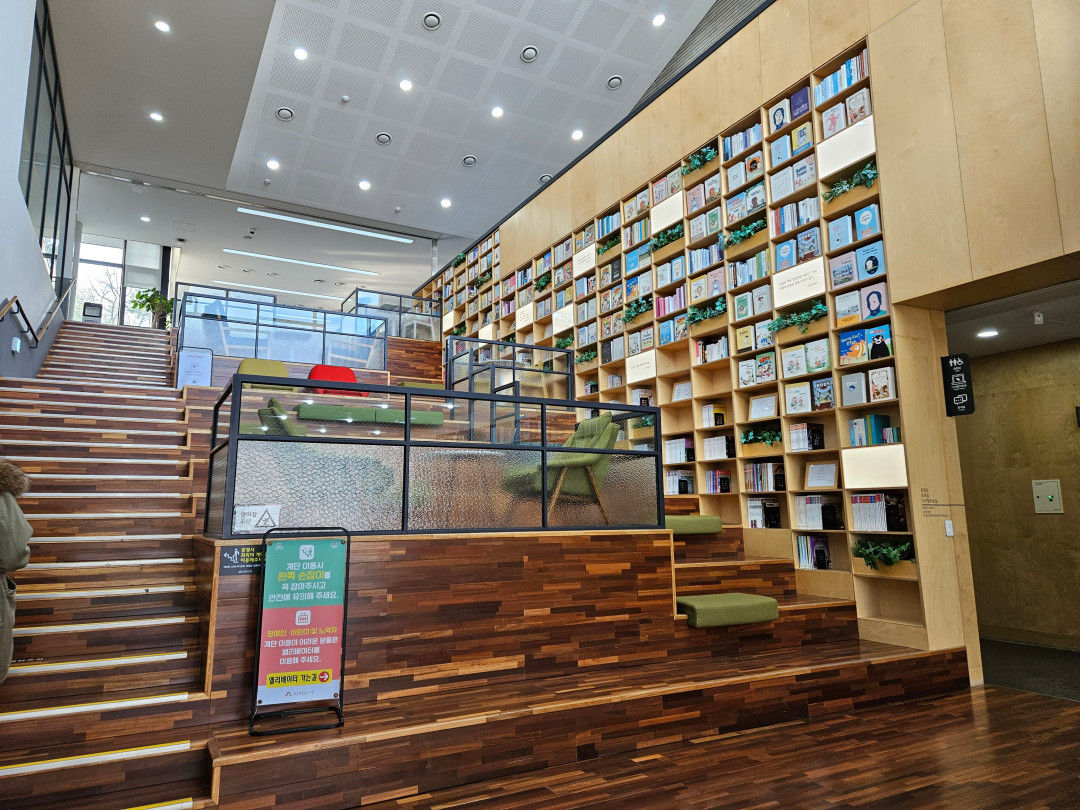 광교 푸른숲 도서관 중앙 통로